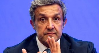 Flavio Insinna, il devastante dramma che lo ha annientato: “Settimane sdraiato per terra a guardare il soffitto”